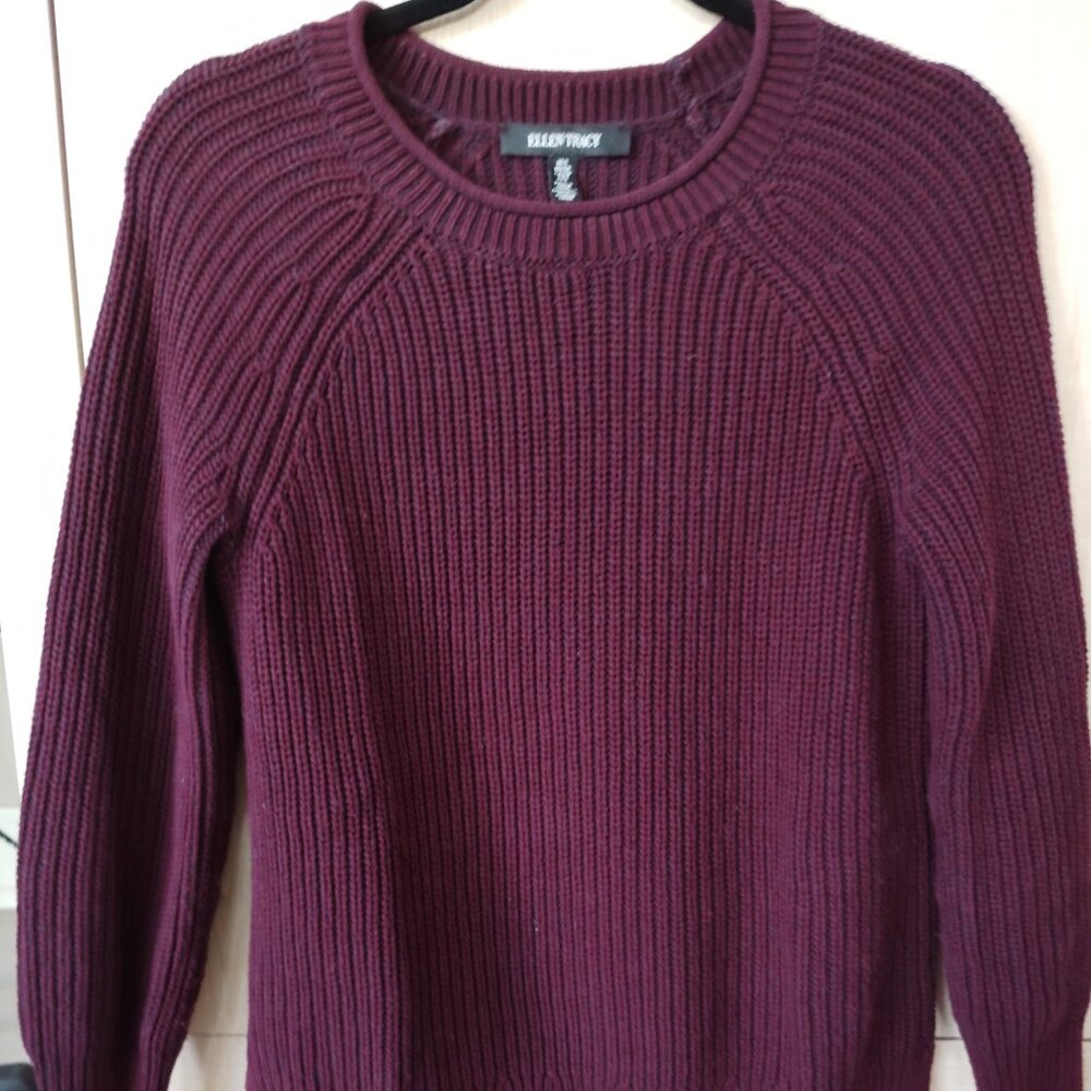 An Ellen Tracy classic fisherman knit crew neck sweater